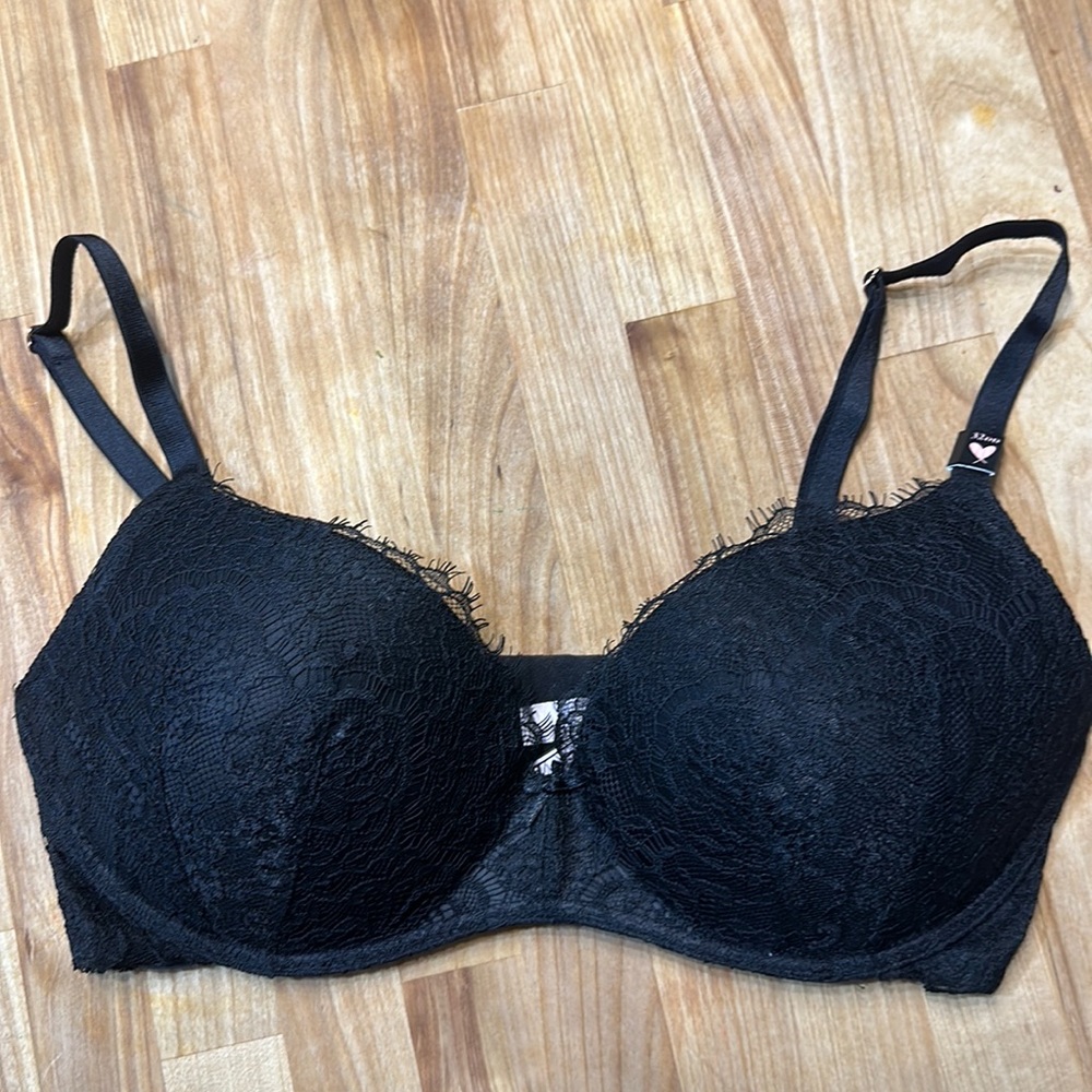NWT VICTORIA SECRET DREAM ANGELS
Lightly-Lined Wireless Bra